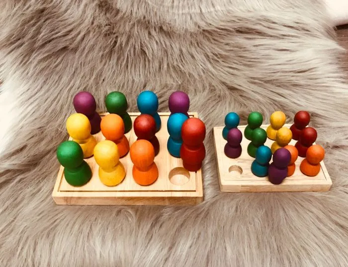 Qtoys - Mini Rainbow People on Wooden Tray
